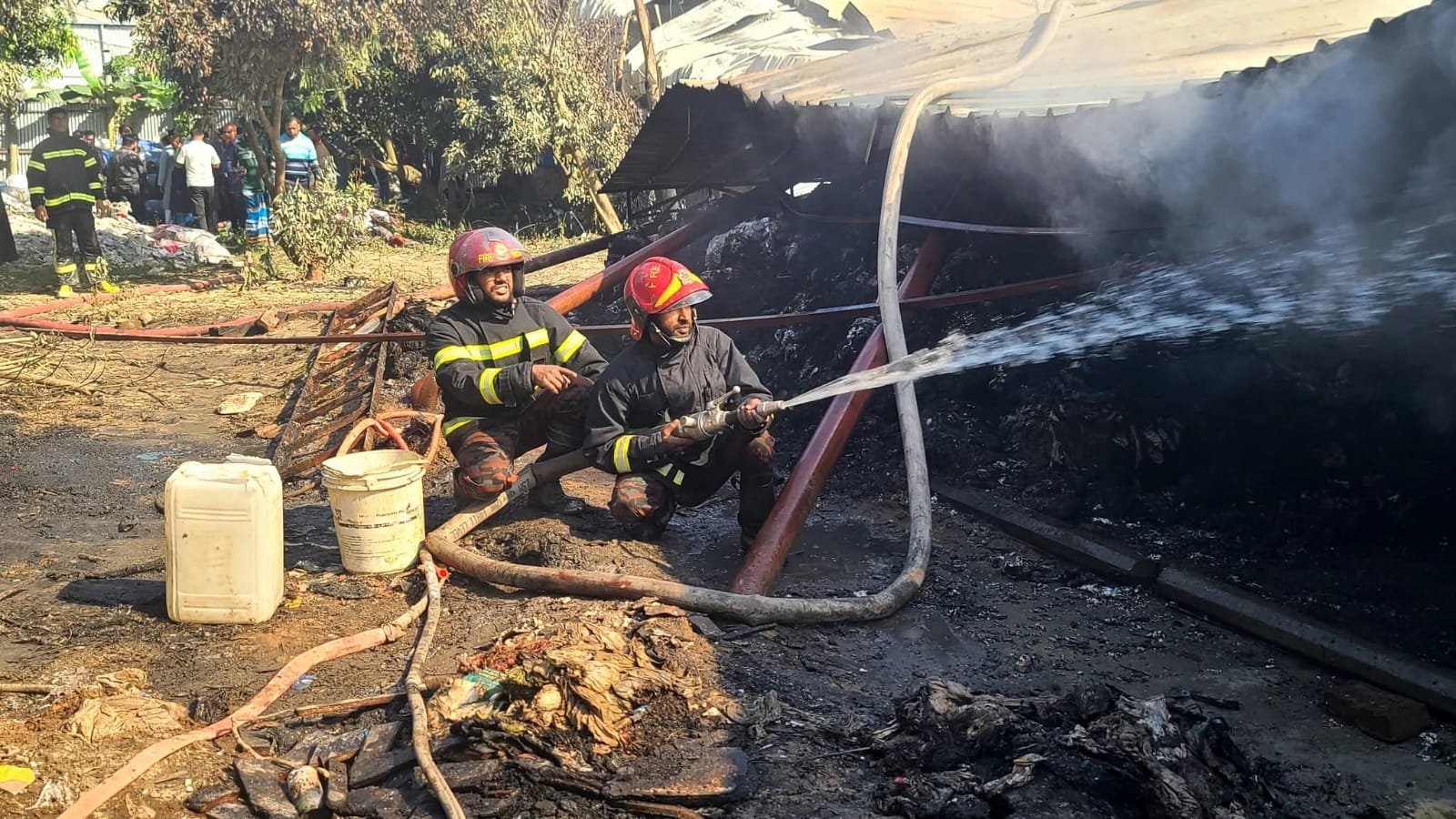 শ্রীপুরে ঝুট গুদামে ভয়াবহ অগ্নিকাণ্ড, তিনটি গরু সহ কোটি টাকার মালামাল পুড়ে ছাই